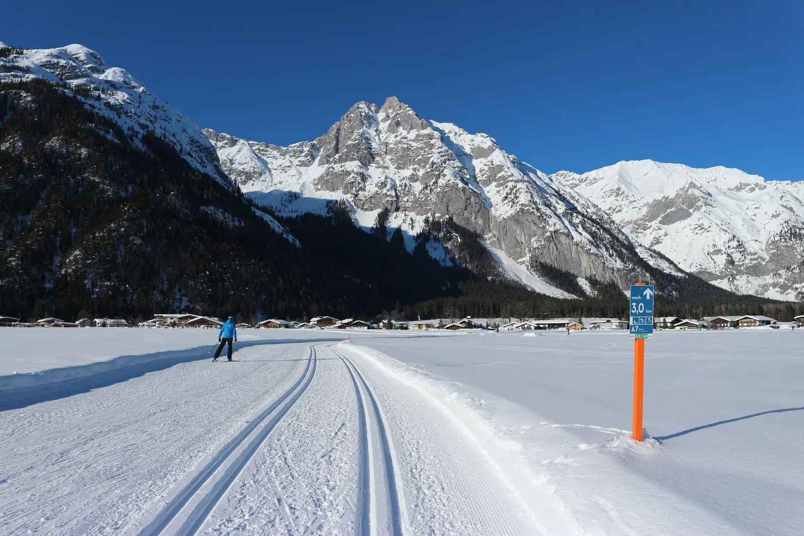Loipe im Leutaschtal mit Langläufern vor dem Wettersteingebirge