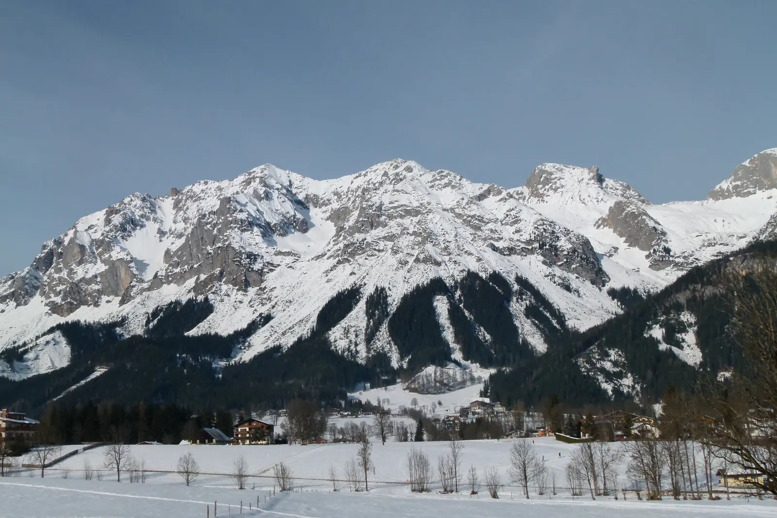 Verschneite Wiesen der Ramsau unter der Dachstein-Südwand