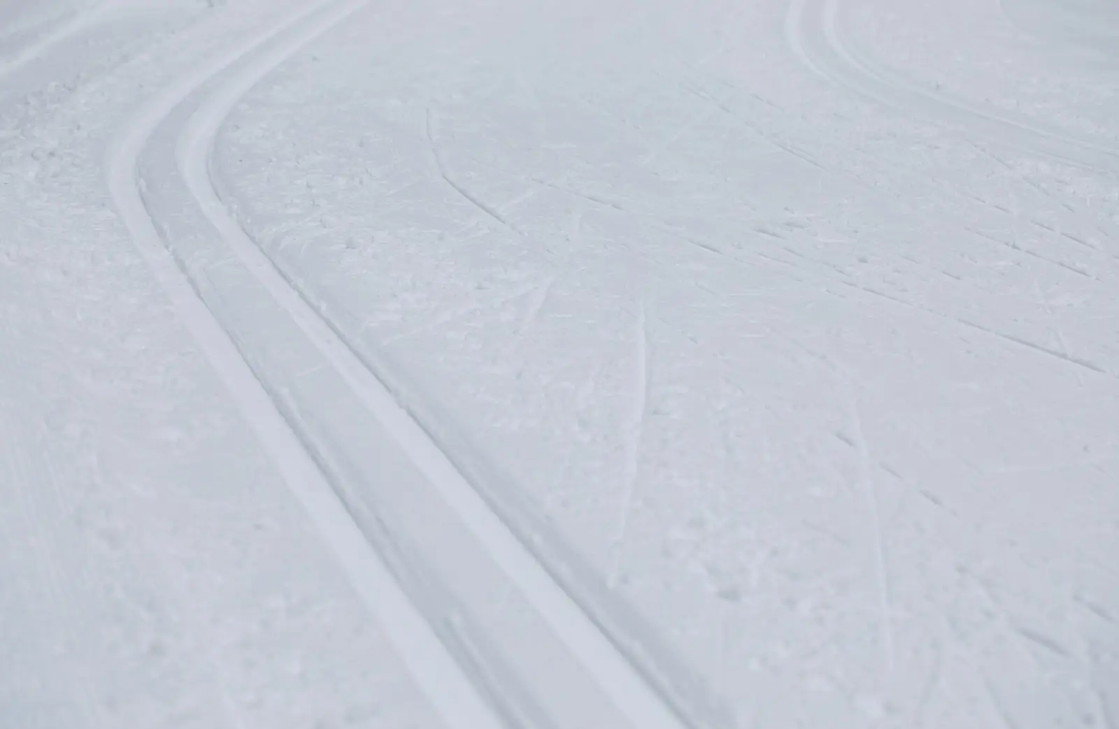 Geschwungene klassische Spur in frischem Neuschnee